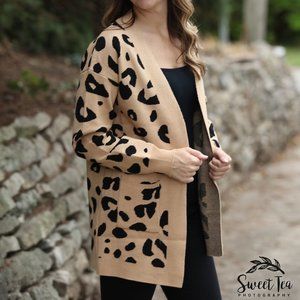 Khaki cardigan sweater with leopard print